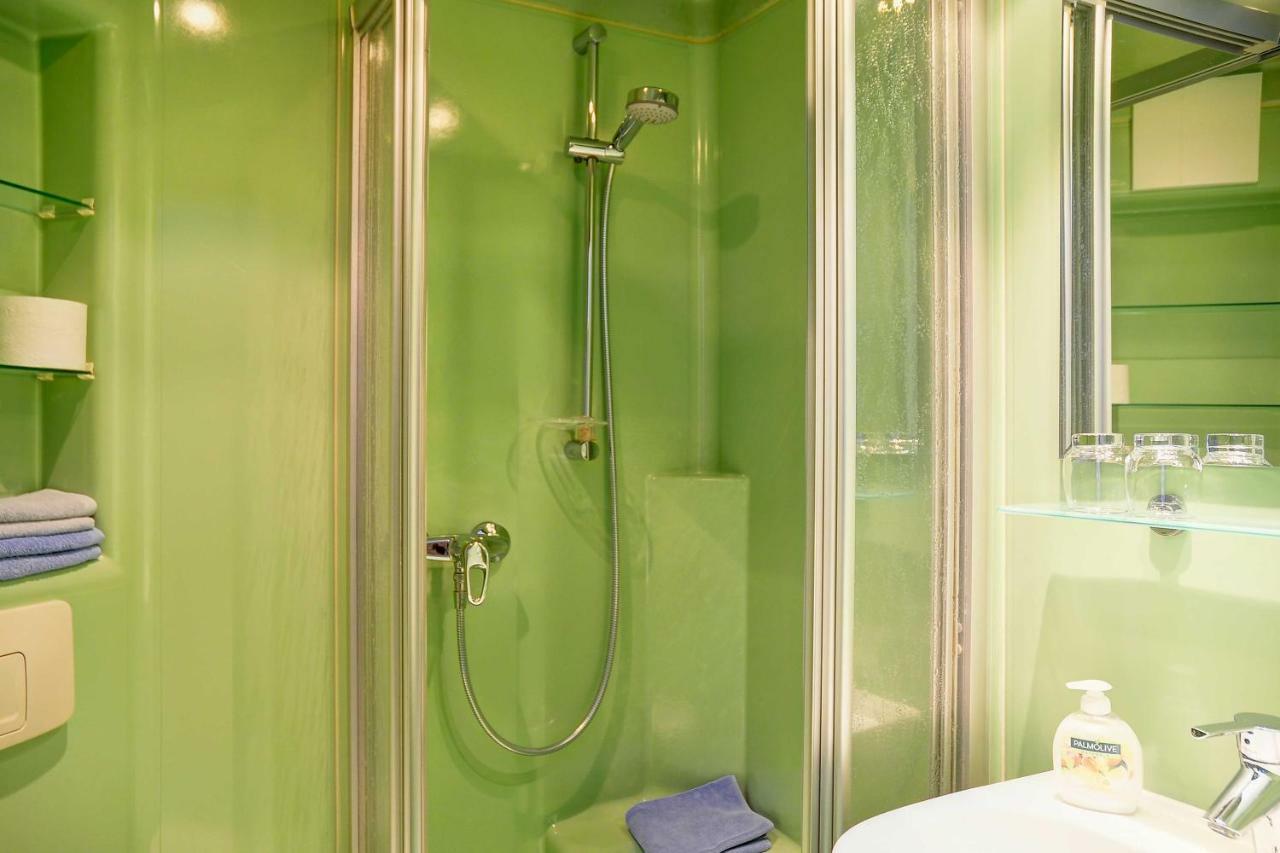 Einzelzimmer mit Dusche